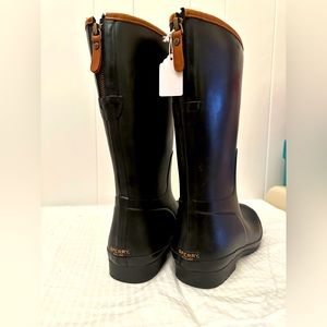 Sperry - UNISEX black waterproof rain boots with chocolate trim.